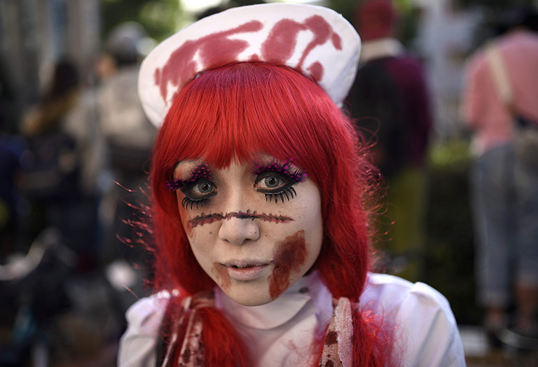 Una japonesa caracterizada como muerta viviente en la ciudad de Kawasaki. EFE/EPA/FRANCK ROBICHON