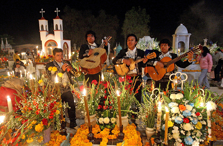 Mariachis interpretan sus instrumentos en un cementerio del municipio de Tlacotepec, estado de Puebla (México), durante la tradicional celebración de la fiesta de los fieles difuntos. EFE/Ulises Ruiz Basurto