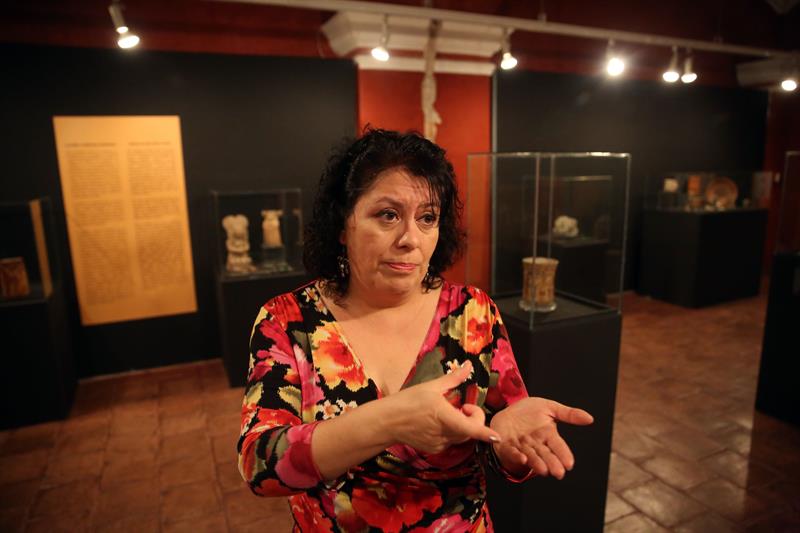 Fotografía del 4 de noviembre de 2016 de la arqueóloga Sofia Paredes quien habla con Efe sobre el arte corporal de los mayas. Foto tomada EFE/Esteban Biba