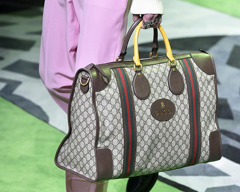 Una modelo presenta un bolso de la colección Primavera / Verano 2017 colección masculina de la casa de moda Gucci. EPA / FLAVIO LO SCALZO
