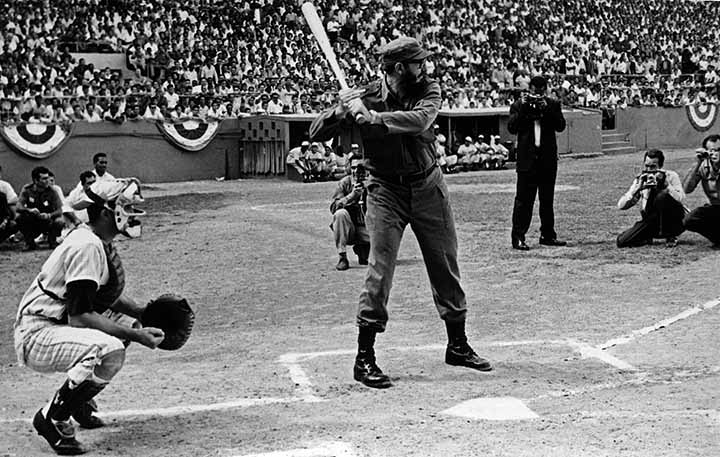 AFICIONES DE FIDEL CASTRO: El presidente cubano Fidel Castro practica el beÌsbol. PRENSA LATINA