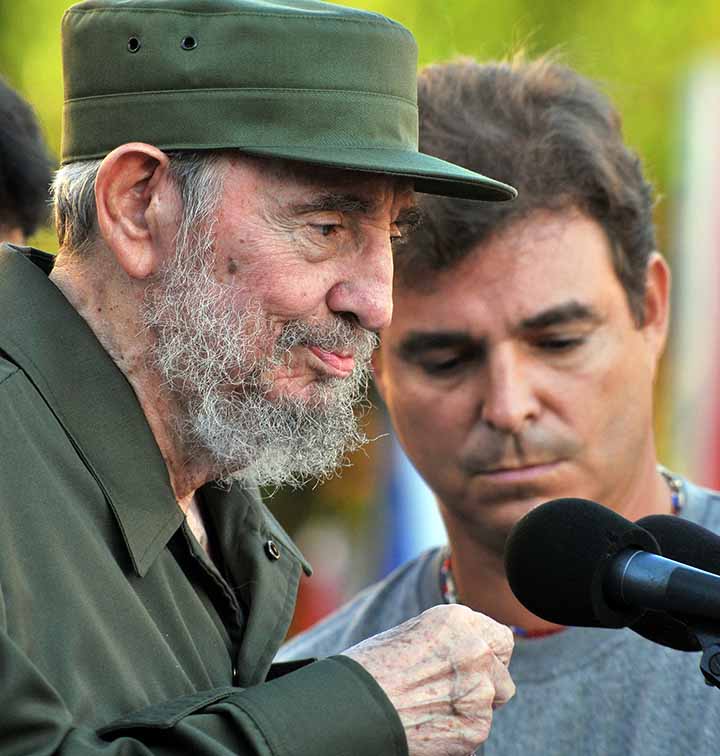 CUBA-CASTRO:HAB18 - LA HABANA (CUBA), 03/09/2010.- El ex presidente cubano Fidel Castro (i) se dispone a pronunciar un discurso hoy, viernes 3 de septiembre de 2010, en la escalinata de la Universidad de La Habana (Cuba), durante una ceremonia por el inicio del aÒo acadÈmico. Castro hablÛ durante 45 minutos sobre los peligros de una guerra nuclear, en el primer acto masivo y abierto al que asiste desde que enfermÛ y cediÛ el poder en 2006. Lo acompaÒa su hijo Antonio Castro (d). EFE/Alejandro Ernesto
