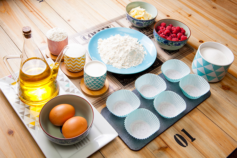 4.- Ingredientes y elementos que entraban en una de las cajas que se utilizan para elaborar unos muffins de chocolate blanco y frambuesas. Foto: Foodinthebox