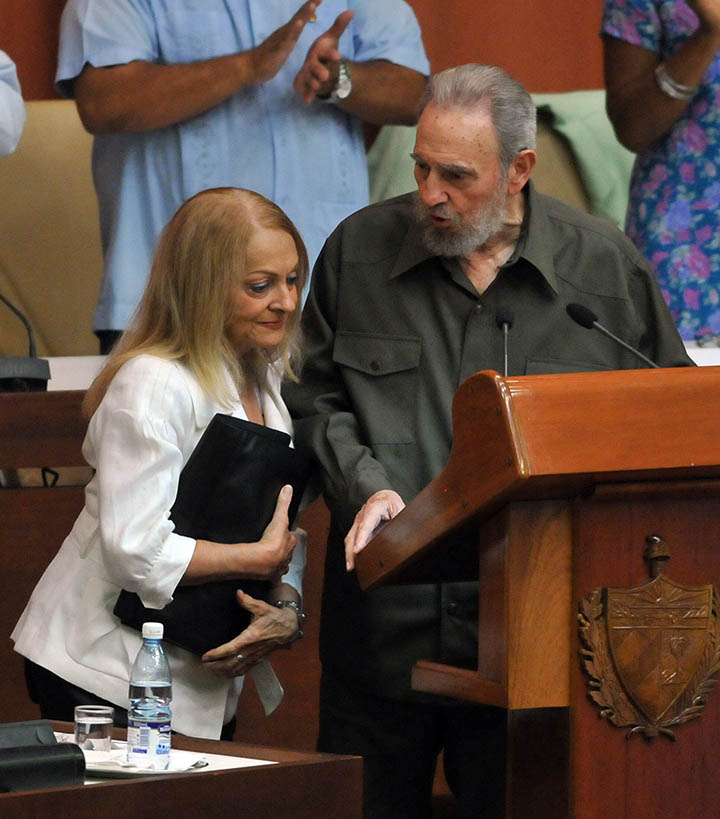 CUBA - CASTRO:HAB06. LA HABANA (CUBA) 07/08/2010.- El ex presidente cubano Fidel Castro (d) habla con su esposa, Dalia Soto del Valle (i), hoy, s·bado 7 de agosto de 2010, durante una sesiÛn extraordinaria de la Asamblea Nacional del Poder Popular (Parlamento) en La Habana, donde expuso su visiÛn del panorama internacional actual. Esta es la primera intervenciÛn de Castro ante el Parlamento desde hace m·s de cuatro aÒos, tras su alejamiento debido a la enfermedad que en 2006 lo obligÛ a ceder la presidencia del paÌs a su hermano Ra˙l. EFE/Alejandro Ernesto