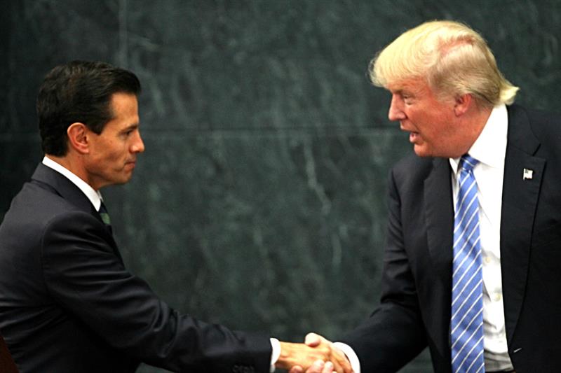 Clinton: Trump no puede compensar un año de insultos con unas horas en México