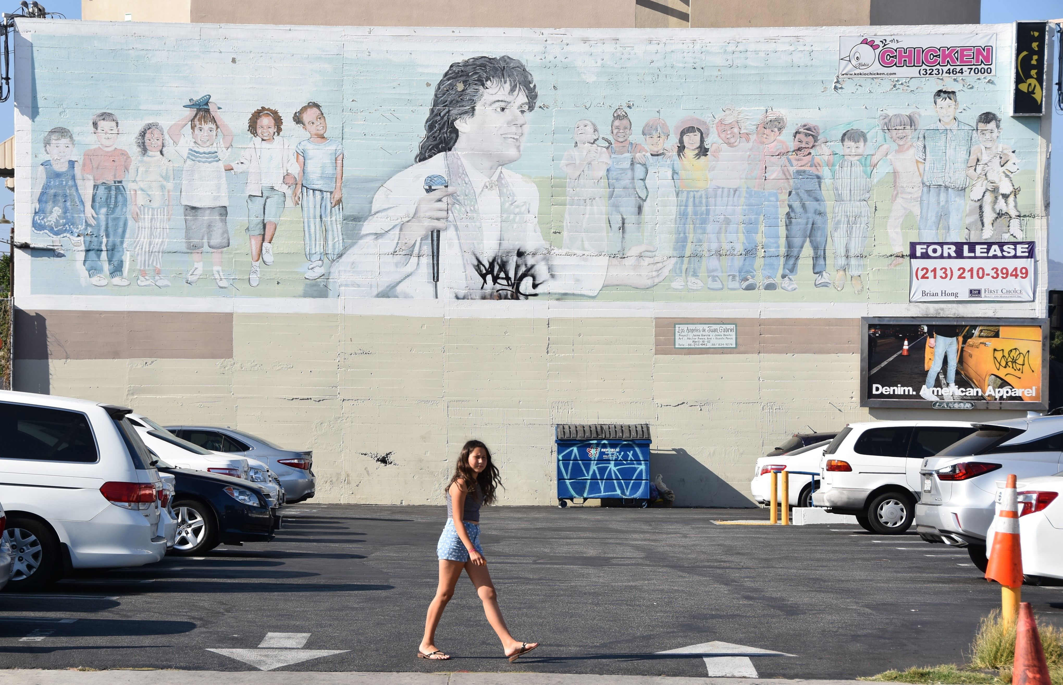 Pintor salvadoreño termina su tercer mural sobre Juan Gabriel en Los Ángeles