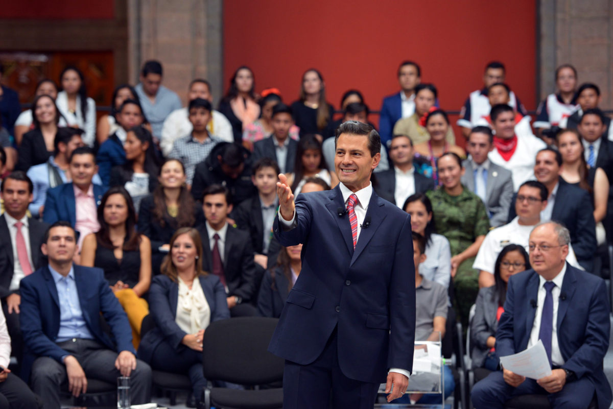 Peña Nieto presume avances y rechaza críticas en nuevo formato de informe
