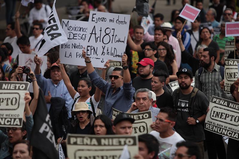 Miles marchan en la Ciudad de México contra Peña Nieto en día patrio