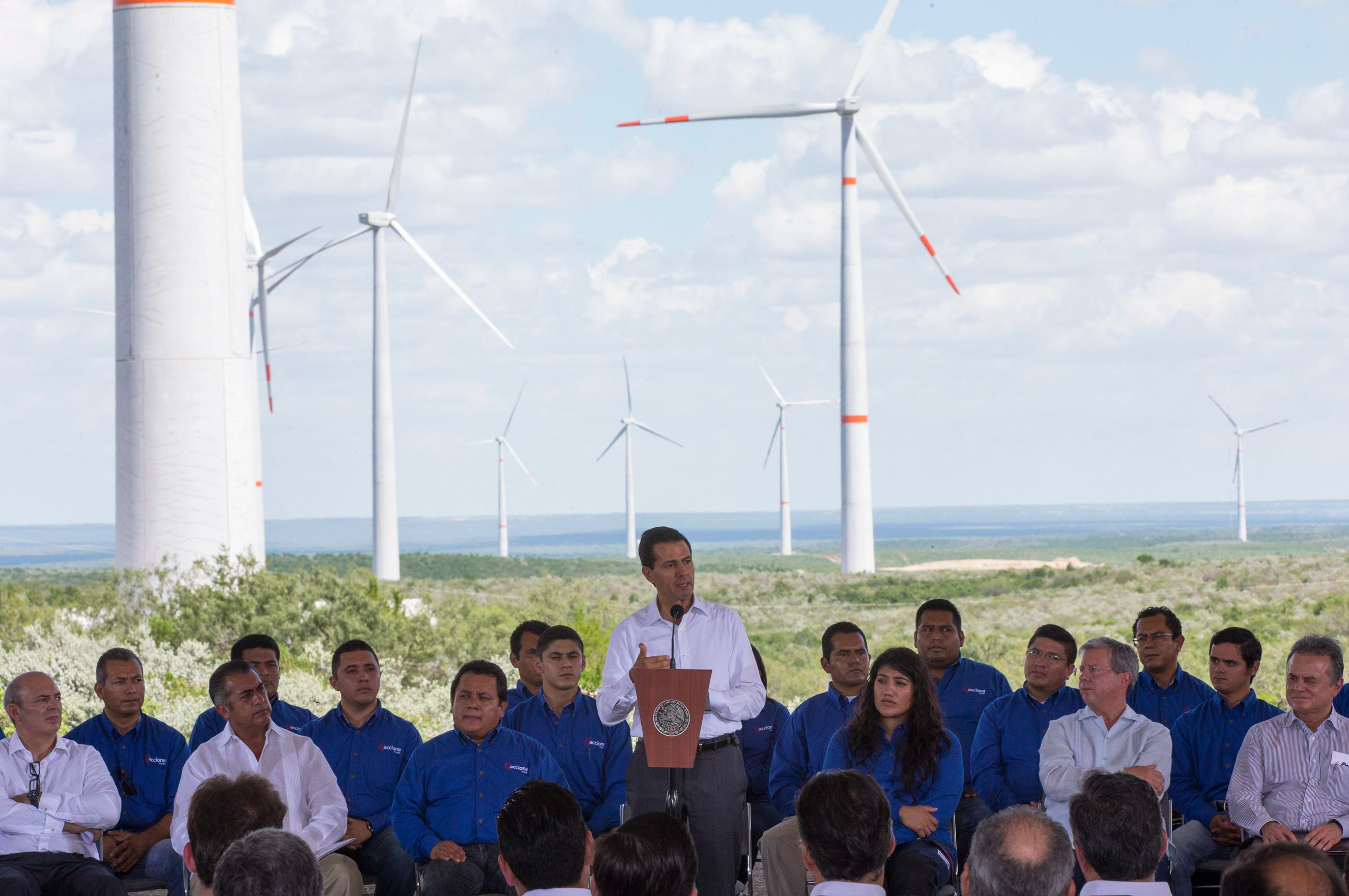 Peña Nieto inaugura complejo eólico construido por empresa española Acciona