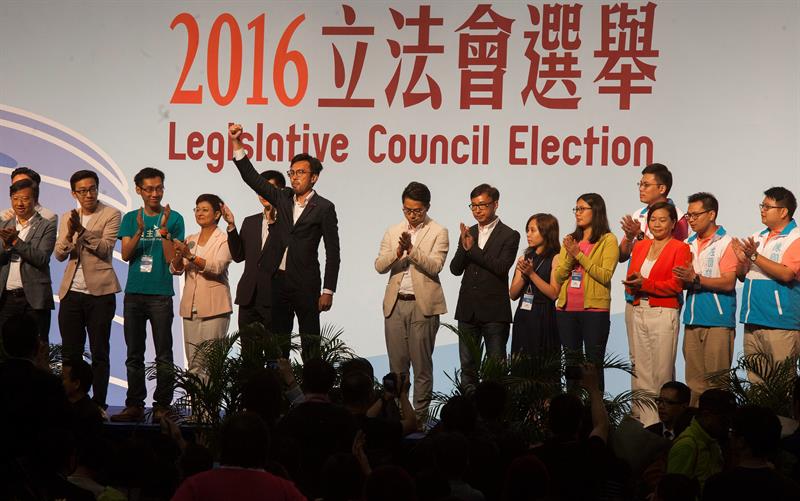 Dos millones de hongkoneses votan en comicios claves para su futuro político