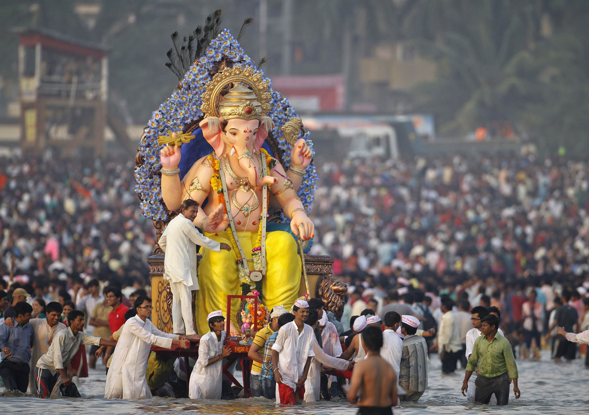 Imágenes enormes de “Ganesha” inundan la India para celebrar al dios elefante