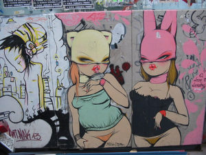 Graffiti de la artista Miss Van en las calles de Barcelona