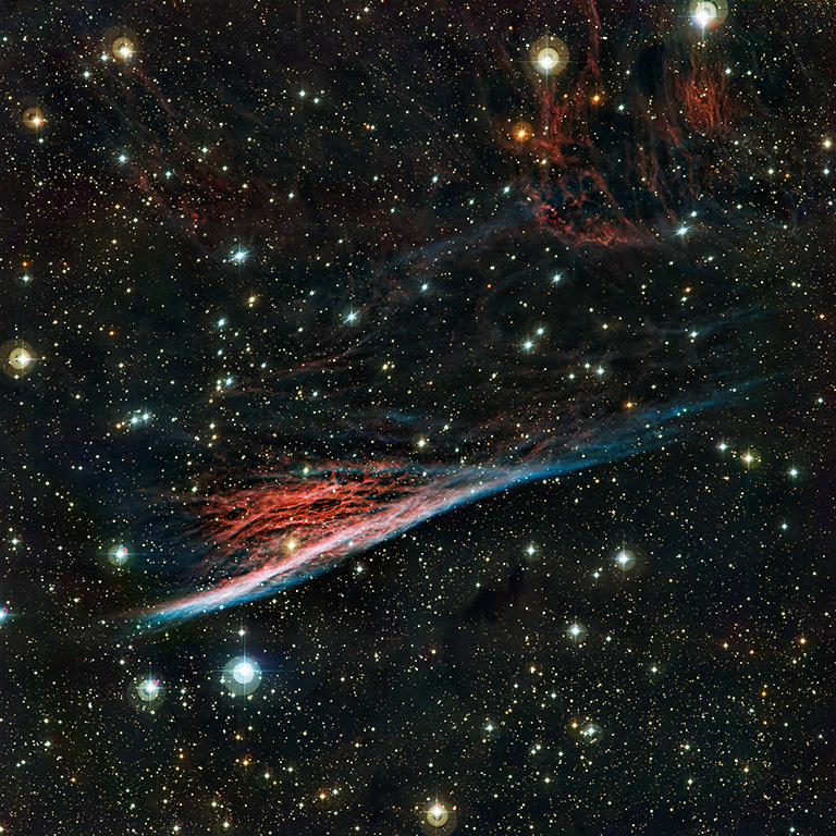 La Nebulosa del Lápiz es una pequeña parte de un gran remanente dejado por una explosión de supernova que tuvo lugar hace unos 11.000 años. La imagen fue obtenida en el Observatorio La Silla de ESO, en Chile. Foto ESO