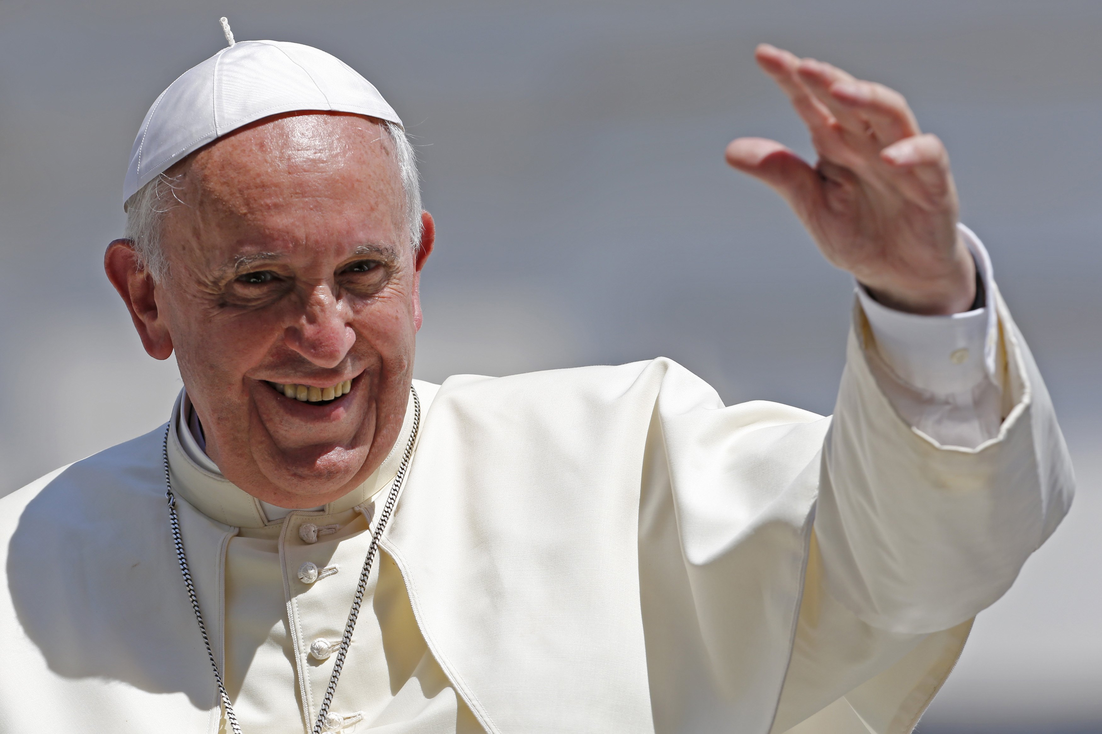 El papa llama a proteger el deporte de su explotación comercial y corrupción