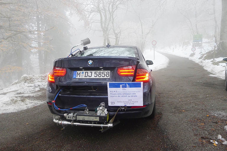 Un vehículo BMW está siendo testado en las inmediaciones de las instalaciones del Joint Research Center. Foto: Comisión Europea