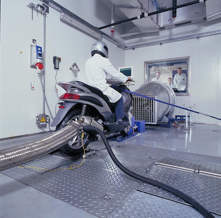 Una moto está siendo revisada desde el centro del Joint Research Center, en la localidad italiana de Ispra. Foto cedida por la Comisión Europea