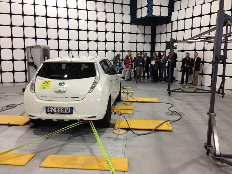 Un vehículo está siendo revisado por los expertos de la Joint Research Center. Foto cedida por Comisión Europea