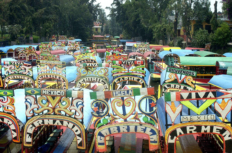 Las trajineras son el medio de transporte primordial en Xochimilco. Las hay de unos centímetros de ancho, hasta de más de dos metros, dependiendo para qué se usen. Estas barcazas, famosas por su decoración en mil colores, navegan por el agua bajo un nombre propio cada una. EFE/ Alejandro Cruz