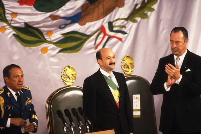 Carlos Salinas de Gortari logra imponerse en las elecciones de 1988