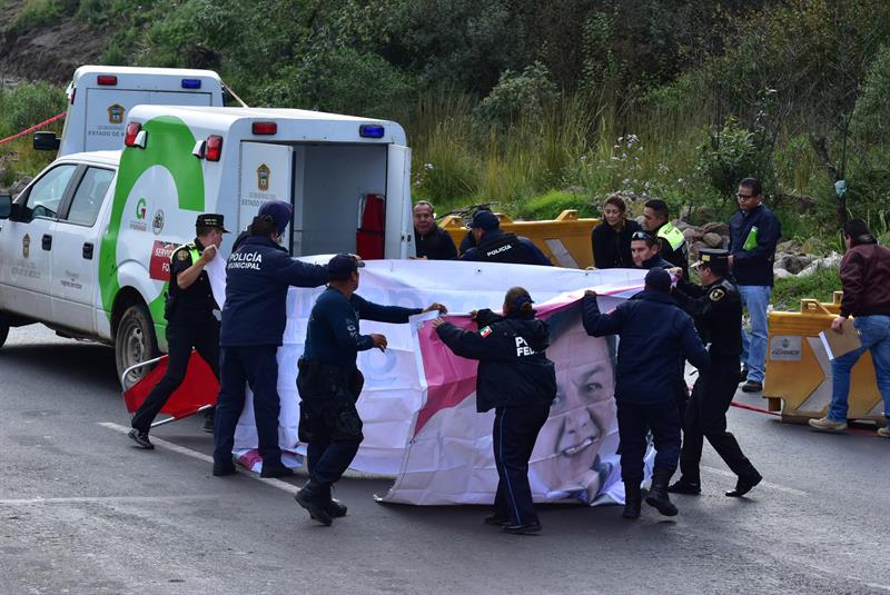 Autoridades mexicanas trabajan hoy, lunes 31 de octubre de 2016, en el sitio donde encontraron los cuerpos de cuatro personas que presuntamente fueron atacadas a tiros después de asaltar a los pasajeros de un autobús, en la carretera México-Toluca, del municipio de Lerma (México). En un comunicado, la Procuraduría General de Justicia del Estado de México (PGJEM) precisó que los cadáveres fueron hallados en el kilómetro 38 de la carretera, con dirección a la Ciudad de México. EFE/STR