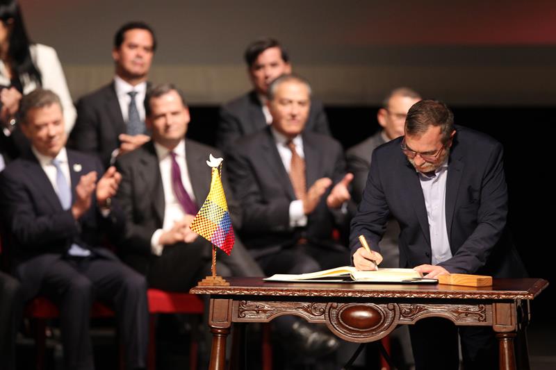 El jefe máximo de las FARC Rodrigo Londoño Echeverry (d) firma el nuevo acuerdo de paz para terminar 52 años de conflicto armado interno EFE/MAURICIO DUENAS CASTAÑEDA