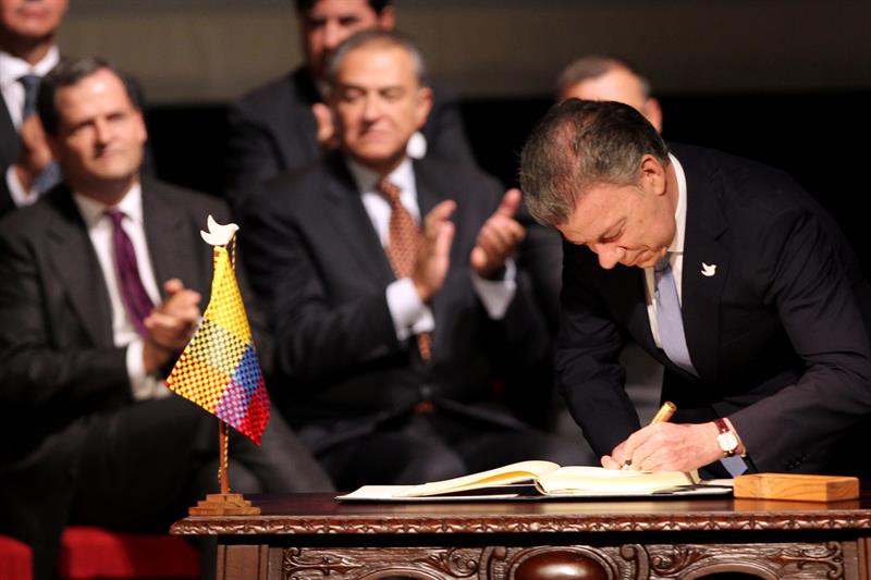 El presidente de Colombia Juan Manuel Santos firma el nuevo acuerdo de paz para terminar 52 años de conflicto armado interno hoy, jueves 24 de noviembre de 2016, en Bogotá (Colombia) EFE/MAURICIO DUENAS CASTAÑEDA