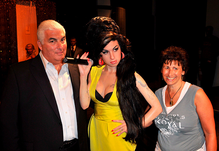 Los padres de la cantante británica Amy Winehouse, Mitch (izquierda) y Janis (derecha), posan junto a la figura de cera de su hija, presentada en el Madame Tussauds de Londres (Inglaterra), el 23 de julio de 2008. EFE/Daniel Deme