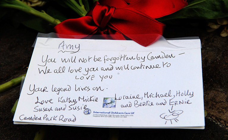 No serás olvidada por Camden (...) Tu leyenda continúa", dice uno de los mensajes dejados por sus seguidores frente a la casa de la cantante británica Amy Winehouse, en Londres, Reino Unido, tras conocer su muerte, el 23 de julio de 2011. EFE/Andy Rain
