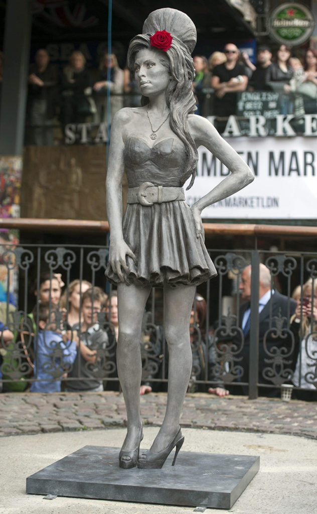  El barrio londinense de Camden rindió homenaje a la cantante Amy Winehouse con una escultura emplazada en el Stables Market, que fue inaugurada el 14 de septiembre de 2014, fecha en la que la artista habría cumplido 31 años. EFE/EPA/HANNAH MCKAY