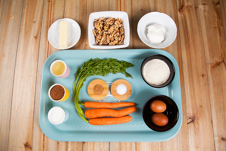 Imagen de los ingredientes presentados en una caja regalo para elaborar una tarta de zanahorias. Foto: Foodinthebox