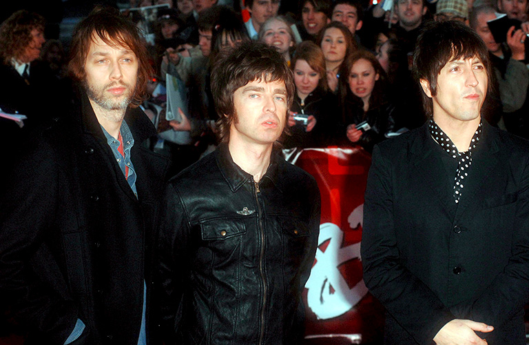 El músico del grupo británico Oasis Noel Gallagher (d) y Sarah McDonald en el estreno mundial de la película Flashbacks of a Fool; en el Empire Leicester Square en Londres, Reino Unido en foto de 2008. EFE/DANIEL DEM
