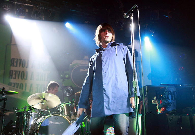 Una imagen de 2011 que muestra al cantante británico y ex miembro de la banda Oasis Liam Gallagher (C) como lo hace con su banda Beady Eye en Hamburgo, Alemania, el 30 de mayo de 2011. EPA / ULRICH PERREY