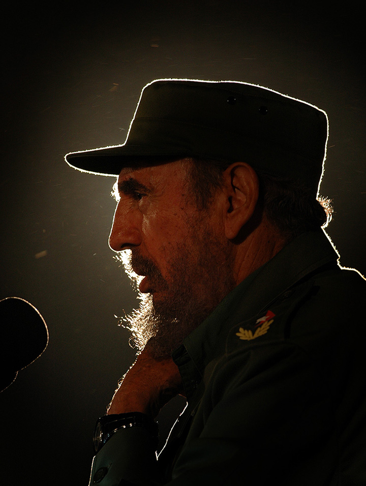 Castro (26): (04/02/06) El presidente cubano Fidel Castro pronuncia un discurso en la Plaza de la Revolución de La Habana luego de condecorar al mandatario venezolano Hugo Chávez con el premio internacional José Martí otorgado por la UNESCO. (foto: Alejandro Ernesto/EFE)