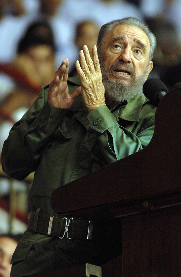 HAB02. LA HABANA (CUBA), 29/10/05.- El presidente cubano Fidel Castro que participÛ ayer en un acto de graduaciÛn de instructores de arte en La Habana. Castro, arremetiÛ de nuevo contra Estados Unidos y la "podrida" Europa y asegurÛ que Cuba no necesita ninguna ayuda humanitaria. EFE/Alejandro Ernesto