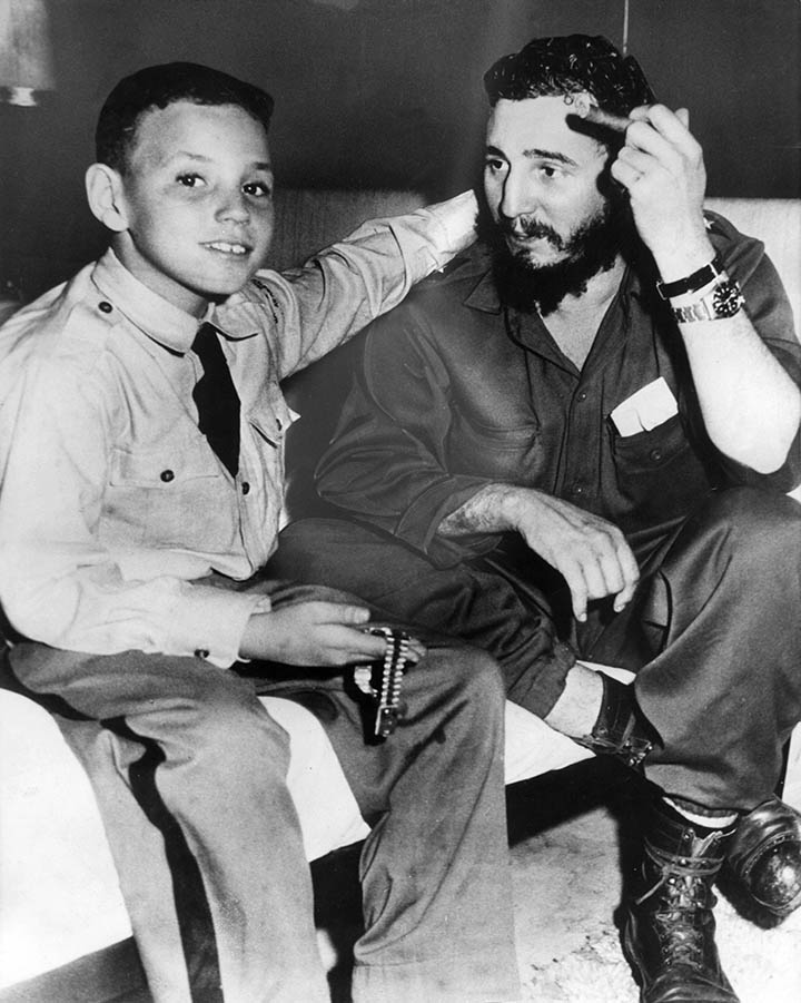 FIDEL CASTRO CON SU HIJO FIDEL JR. Nueva York, 5-2-1959.- El lÌder rebelde cubano, Fidel Castro, con su hijo de nueve aÒos Fidel Jr, en su habitaciÛn del Hotel Hilton de Nueva York, adonde acudiÛ para una entrevista con la cadena de televisiÛn CBS. EFE/UPI/ jgb