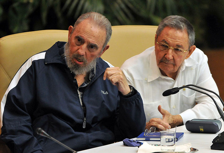 CUBA-CONGRESO:HAB04. LA HABANA (CUBA), 19/04/2011.- El expresidente cubano Fidel Castro (i), y el actual mandatario, Ra˙l Castro (d), asisten hoy, martes 19 de abril de 2011, a la clausura del VI Congreso del Partido Comunista de Cuba en La Habana. Ra˙l Castro fue elegido hoy primer secretario del Partido Comunista de Cuba (PCC, ˙nico), el m·ximo cargo de la organizaciÛn donde sustituye a su hermano Fidel, que cediÛ el poder en 2006 por una enfermedad y que ocupÛ ese puesto desde la fundaciÛn del partido en 1965. EFE/Alejandro Ernesto