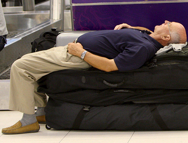 TAILANDIA CRISIS:RUN76 BANGKOK (TAILANDIA) 26/11/2008.- Un pasajero duerme una siesta sobre su equipaje del aeropuerto internacional de Bangkok (Tailandia), que suspendió hoy, miércoles 26 de noviembre, de forma temporal todos los vuelos de entrada y salida a causa de la falta de seguridad tras la irrupción en la terminal de los manifestantes antigobierno. La medida fue adoptada después de que anoche se cancelaran las salidas y mantuvieran las llegadas al aeropuerto capitalino de Suvarnabhumi, considerado uno de los aeropuertos de Asia con mayor tráfico aéreo y donde miles de pasajeros, la mayoría turistas, han pasado la noche tirados en el suelo y en las cintas transportadoras de maletas. EFE/Rungroj Yongrit
