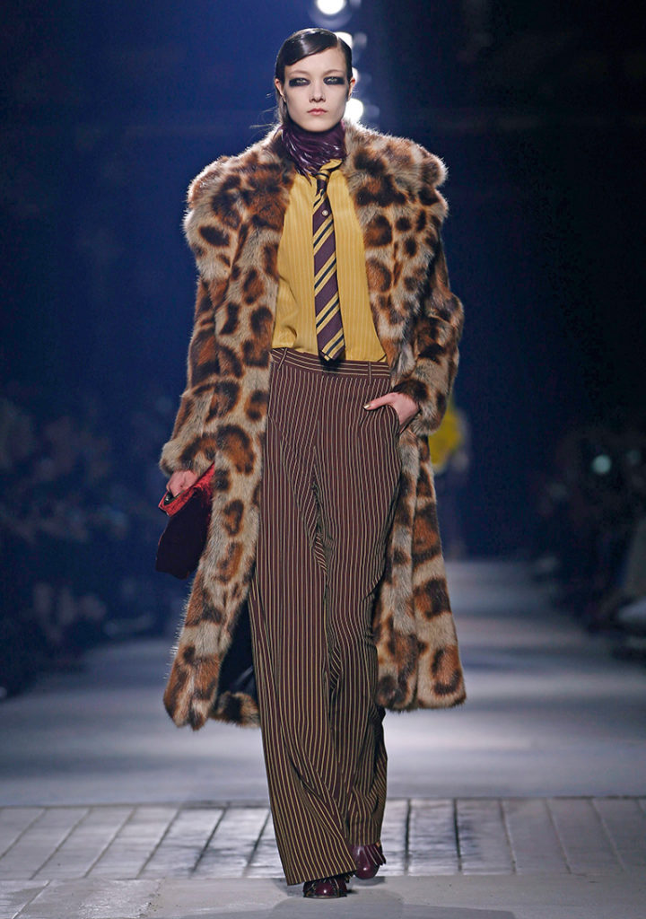 La modelo belga Yumi Lambert desfila con un pantalón ancho del diseñador belga Dries Van Noten, durante la Semana de la Moda de París. EFE/Ian Langsdon.