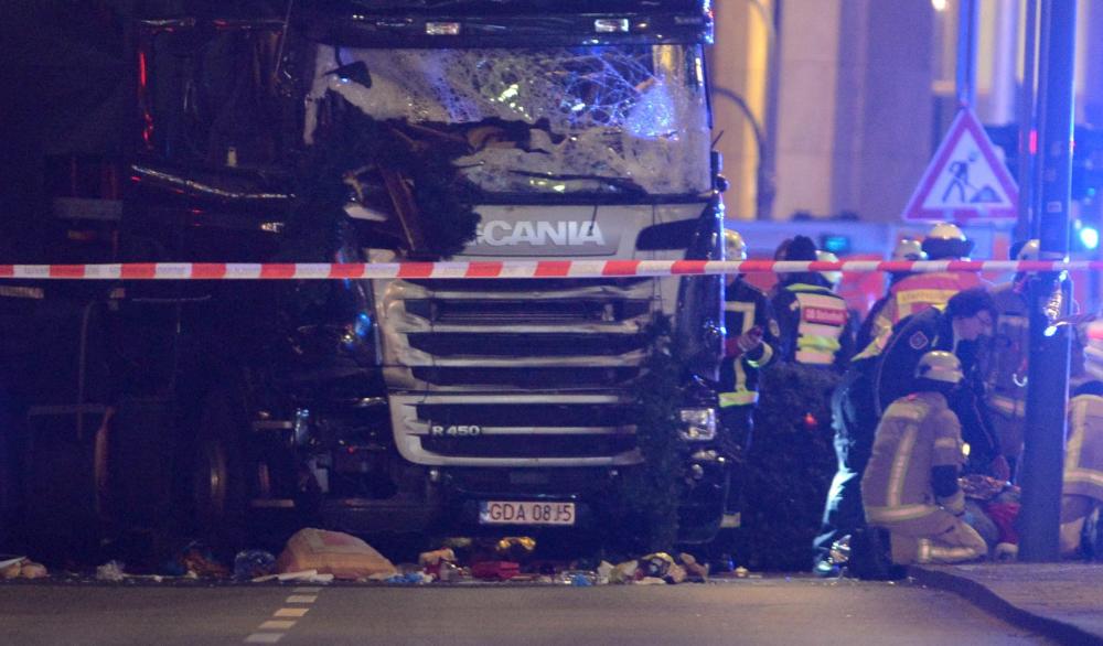 Varios muertos en Berlin: Un camión atropella a decenas en bazar