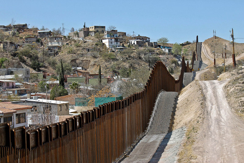 Donald Trump firma orden de construcción de muro froterizo entre EUA y México