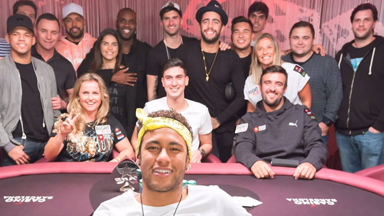 Neymar juega póker por una buena causa