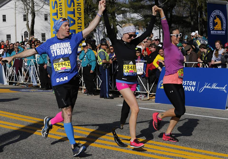 Maratonista sobreviviente del atentado en Boston 2013 es ofendida