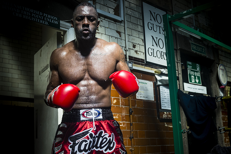 Idris Elba se convierte en un luchador de kickboxing profesional