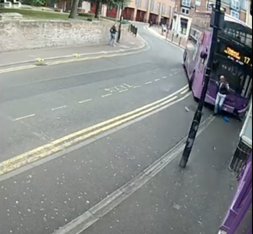 Un hombre en Inglaterra es golpeado por un autobús y su reacción es sorprendente
