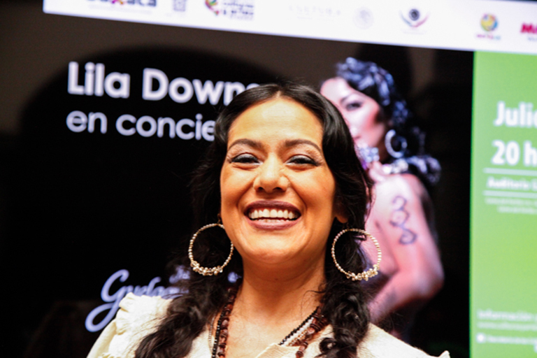 Lila Downs le canta a Benito Juárez y deleita en la Guelaguetza
